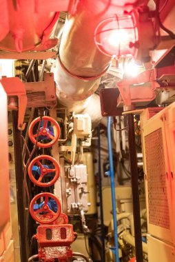 Bir denizaltının ana hava motoru. Denizaltı yüzeye çıktığında yüksek basınçlı havayı genel denge tankına aktarmak için kullanılır.