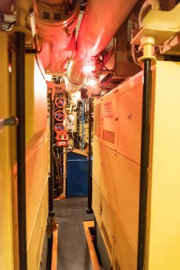 Bir denizaltının ana hava motoru. Denizaltı yüzeye çıktığında yüksek basınçlı havayı genel denge tankına aktarmak için kullanılır.