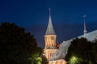 Kaliningrad, Rusya 5 Haziran 2021 'de, Kaliningrad' daki tarihi Lüteryen Katedrali. Geceleri güzellik kavramı.