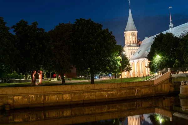 Kaliningrad, Rusya 5 Haziran 2021 'de, Kaliningrad' daki tarihi Lüteryen Katedrali. Geceleri güzellik kavramı.