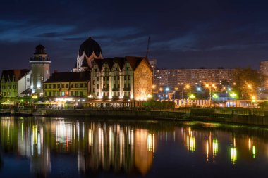 Rusya, Kalininingrad 05 Haziran 2021 Gece Fotoğrafçılığı. Ay parlıyor. Kalininingrad 'ın merkez kısmı, Balıkçı Köyü' nün setleri.