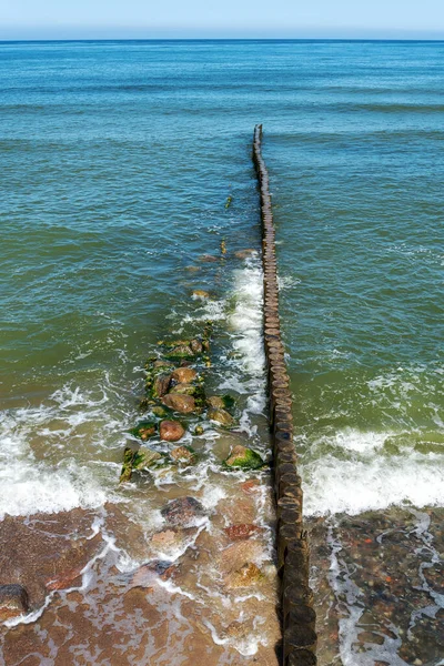 木头筑成的防波堤冲破了海浪 波罗的海 — 图库照片