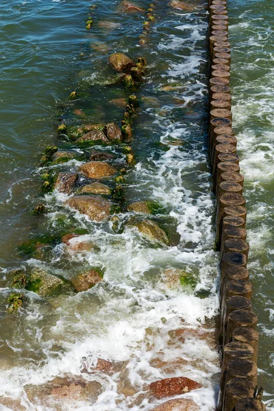 Frangiflutti Fatto Tronchi Taglia Attraverso Onda Del Mare Mar Baltico — Foto Stock