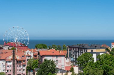 Zelenogradsk, Rusya Haziran 2021 Şehir merkezindeki su kulesinin gözlem güvertesinden görülebilen muhteşem bir şehir manzarası.