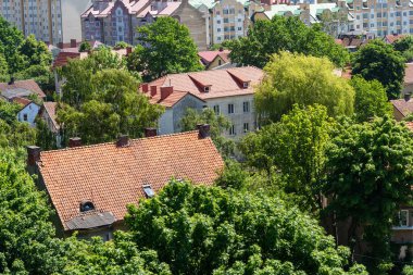 Zelenogradsk, Rusya Haziran 2021 Şehir merkezindeki su kulesinin gözlem güvertesinden görülebilen muhteşem bir şehir manzarası.