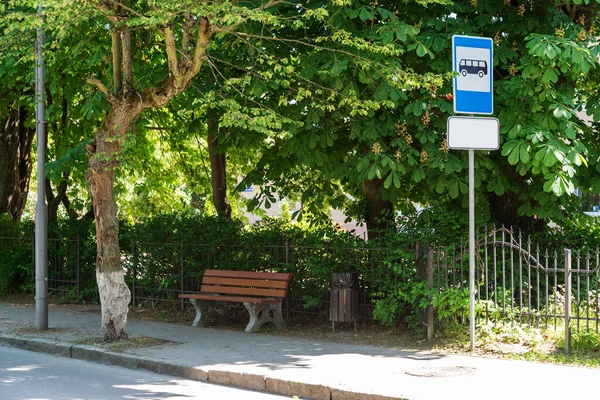 Bänk Nära Busshållplatsen Med Träd Gammal Bussparkering Med Bänk — Stockfoto