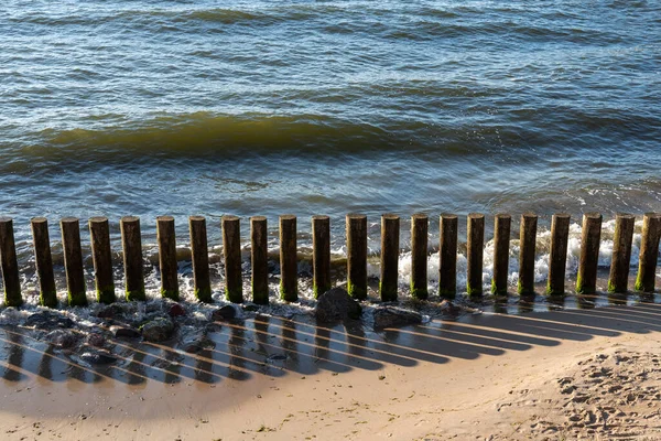 Frangiflutti Fatto Tronchi Taglia Attraverso Onda Del Mare Mar Baltico — Foto Stock