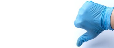 Mavi eldivenli bir el parmağın aşağıda olduğunu gösterir. Doktor aşağı işaret ediyor. Metnin altına yerleştir.