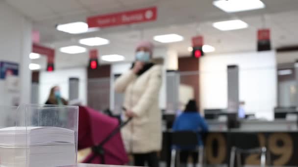 23,12,2020 Moscú Rusia empleados de la gente entran en la oficina con máscaras médicas — Vídeo de stock