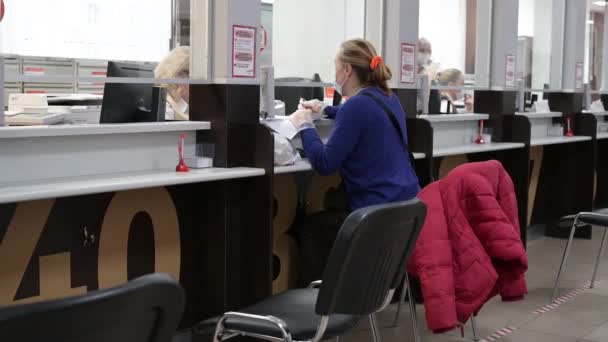 23,12,2020 Rusia moscova o femeie stă la casa de marcat în birou pregătește documente — Videoclip de stoc