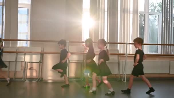 2021 Rusya Moskova Tatlı Komik Çocuklar Yaşında Bale Sınıfında Dans — Stok video