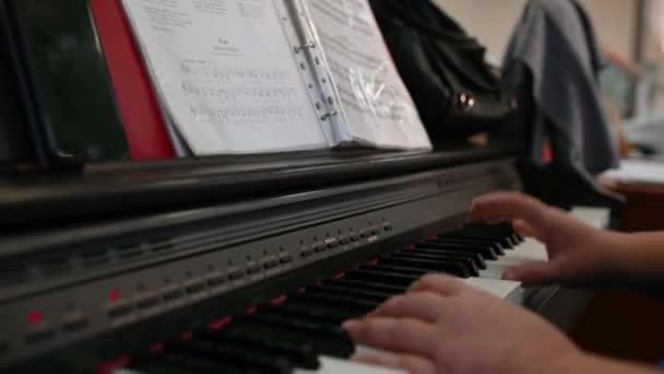 Женщина Сопровождающая Пианино Балетном Классе — стоковое видео