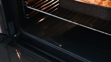 Seramik tabakta omlet fırının mutfağında pişirilir.