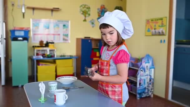 2021 Mosca Russia Ragazza Cappello Chef Serve Pranzo Nella Scuola — Video Stock