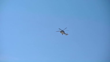 27,03,2021 Adler Rusya Mavi gökyüzünde büyük bir helikopter uçuyor.