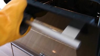 Evde, mutfakta, fırında fırında peynirli kek pişirirken.