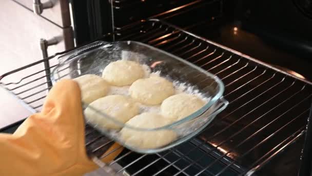 Omlett főtt a sütőben otthon konyha koncepció — Stock videók