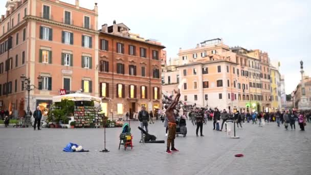 27,03,2021 Roma Itália artista de rua se apresenta em uma praça no centro da cidade perto da Escadaria Espanhola com um fogo veche — Vídeo de Stock