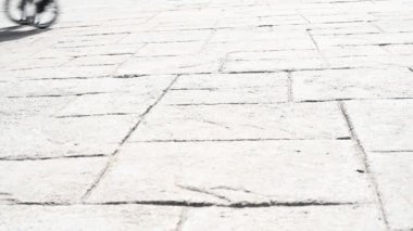 İnsanlar cadde boyunca şehir meydanında yürürler.