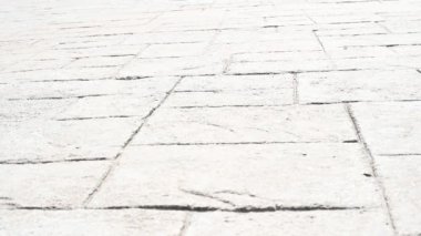 İnsanlar cadde boyunca şehir meydanında yürürler.