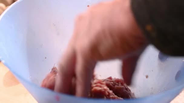 Manos masculinas amasando carne picada para chuletas, empanadillas, albóndigas concepto de primer plano de la comida casera — Vídeo de stock