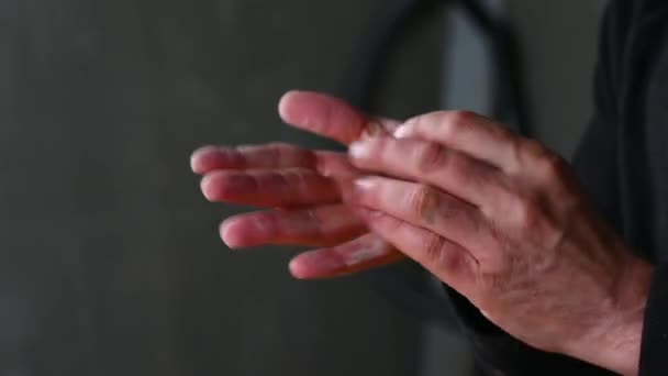 Hrubé staré ruce připravují domácí jídlo hnětení rolovat těsto na knedlíky chebureks — Stock video