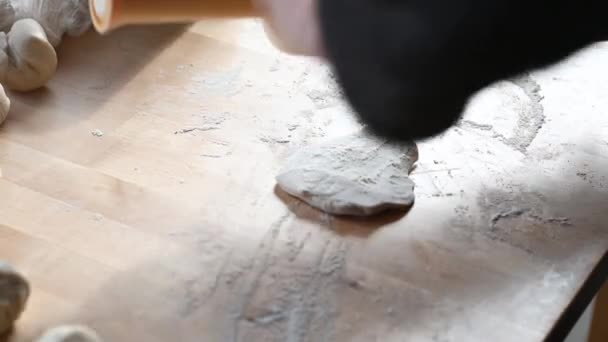 Un rouleau à pâtisserie repose sur la table un homme prépare la pâte pour les joues fait des boules de pâte coupe la pâte avec un concept de couteau de nourriture maison — Video