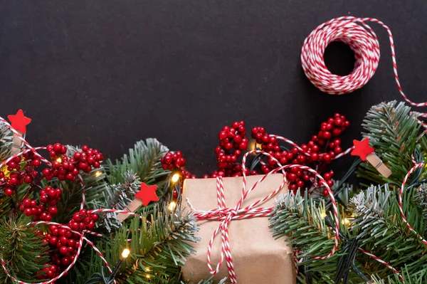 新年のテーマのレイアウト暗い背景にクラフト紙のクリスマスツリーギフトのクリスマスの装飾枝 — ストック写真