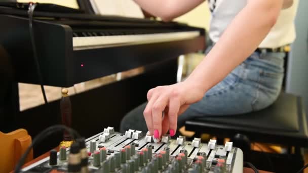 Gadis dengan manikur yang cerah pekerja musik dj bekerja pada konsol — Stok Video