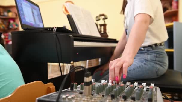 Chica con brillante manicura trabajador musical dj trabajando en la consola — Vídeos de Stock