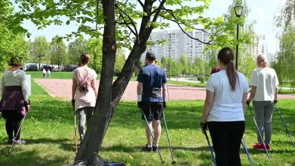 15,05,2021 Russie Moscou résidents et retraités de la ville de Moscou sont engagés dans la marche nordique avec un entraîneur dans le parc Yuzhnoye Butovo — Video
