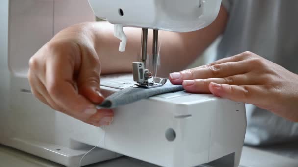 Женщина-швея пришивает швейную машинку крупным планом женские руки — стоковое видео