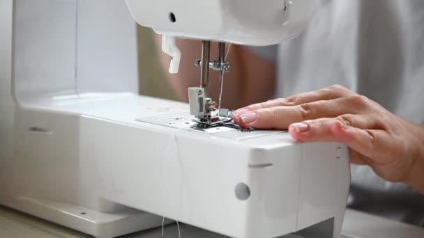 Naaister vrouw naait op een naaimachine close-up vrouwelijke handen — Stockvideo