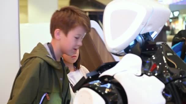 09,06,2021 russland moskau Drei fröhliche Kinder sprechen in einem Einkaufszentrum mit einem Roboter — Stockvideo
