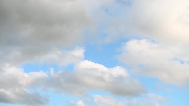 Weiße Wolken schweben über den blauen Himmel — Stockvideo