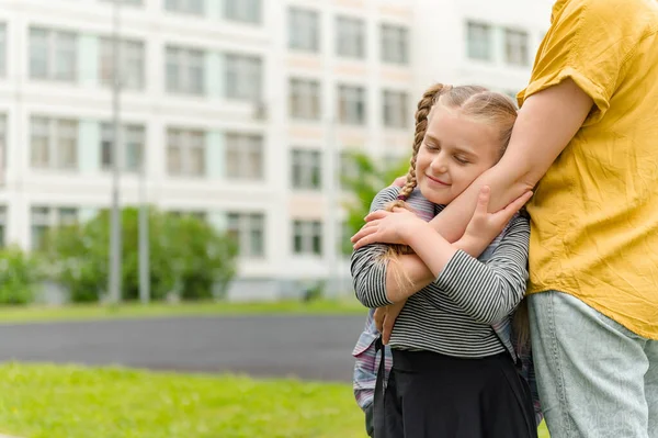 Ευτυχισμένο κοριτσάκι με τη μαμά να πηγαίνει στο σχολείο. — Φωτογραφία Αρχείου