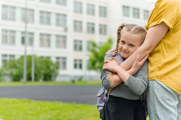 Niña feliz con mamá ir a la escuela concepto de educación —  Fotos de Stock