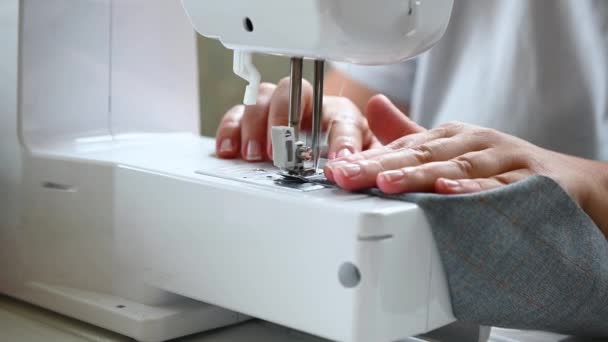 Naaister vrouw naait op een naaimachine close-up vrouwelijke handen — Stockvideo