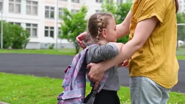 Pequena menina feliz com a mãe indo para o conceito de educação escolar — Vídeo de Stock