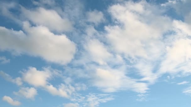Nuvens brancas flutuam através do céu azul — Vídeo de Stock