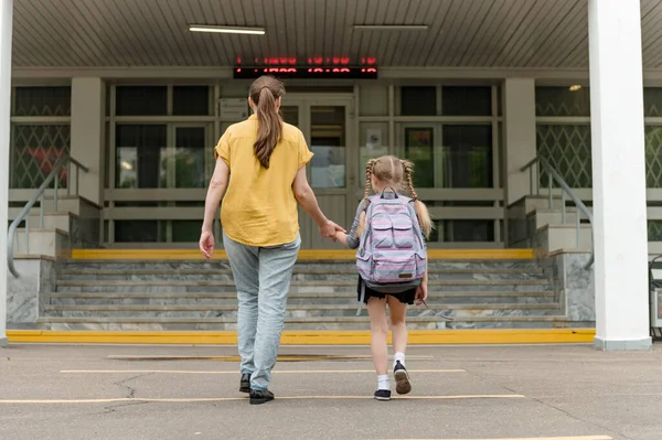 Маленькая счастливая девочка с мамой идет в школу концепции образования — стоковое фото