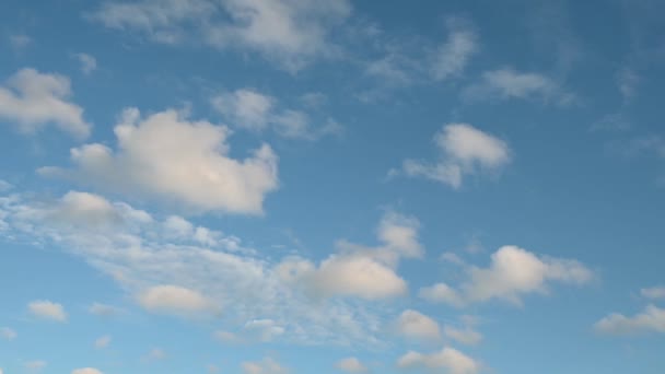 Białe chmury unoszą się nad błękitnym niebem — Wideo stockowe