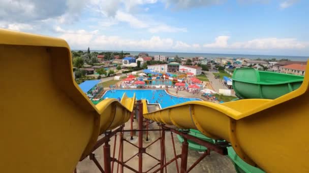 22.07.2021 Rusia Parque acuático de Anapa vista del arrecife marino de los toboganes multicolores y la piscina — Vídeos de Stock