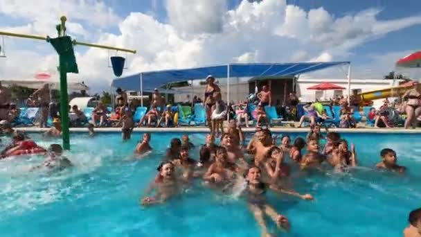 22.07.2021 Rusland Anapa waterpark uitzicht op het rif van de veelkleurige glijbanen en het zwembad — Stockvideo