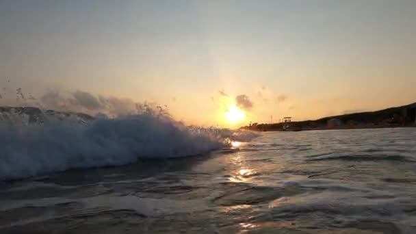 Um pôr do sol sobre um pouco de água — Vídeo de Stock
