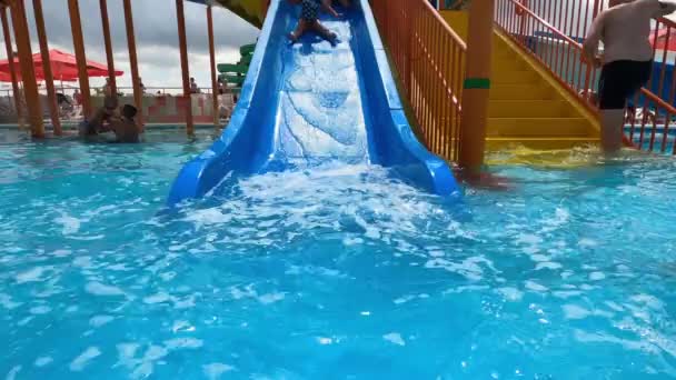 22.07.2021 Rusia Parque acuático de Anapa vista del arrecife marino de los toboganes multicolores y la piscina — Vídeos de Stock