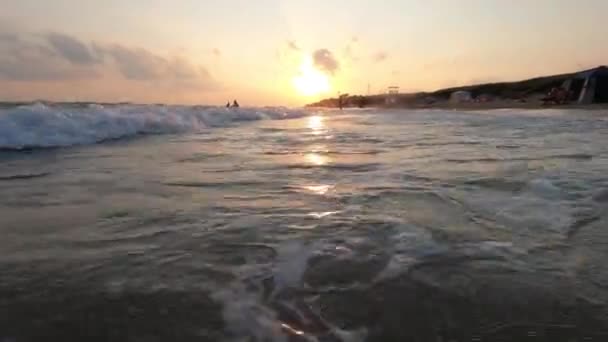 Ein Sonnenuntergang über etwas Wasser — Stockvideo