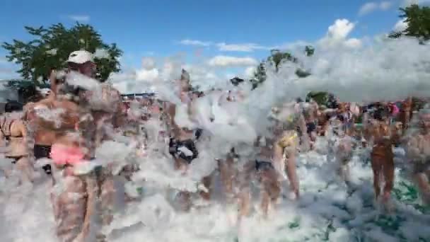 22,07,2021 Rússia Anapa parque aquático mar recife espuma disco — Vídeo de Stock