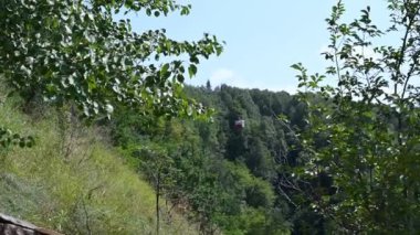 Teleferik kulübesi, Güller Vadisi 'ndeki Kislovodsk parkında hareket ediyor.