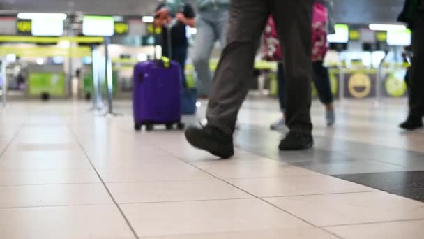 Розмиті зображення людей з багажем в медичних масках, що ходять повз стійки реєстрації в аеропорту концепції подорожей — стокове відео